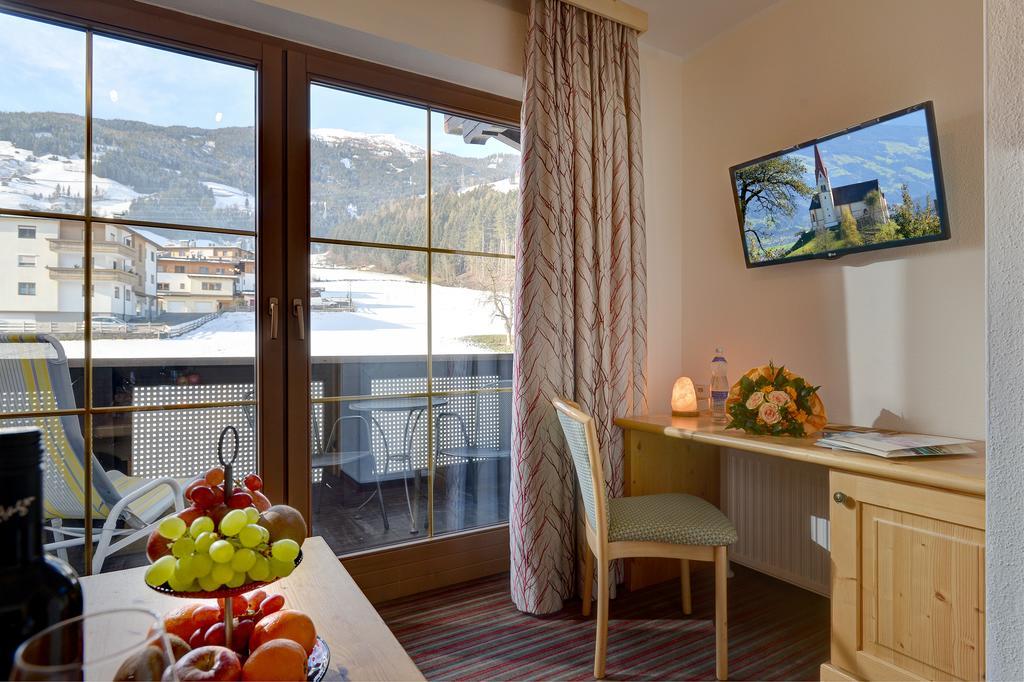 Wohlfuehlhotel Schiestl Fügen Екстериор снимка