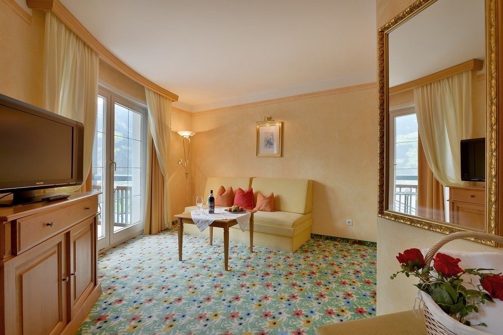 Wohlfuehlhotel Schiestl Fügen Екстериор снимка